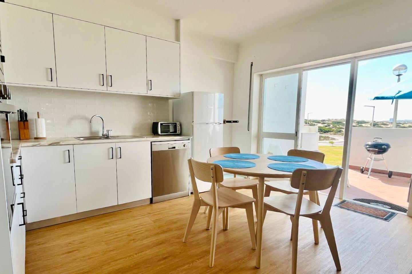 Luciana - Beachside, Balcony, Sunset View Apartment Ferrel (Leiria)